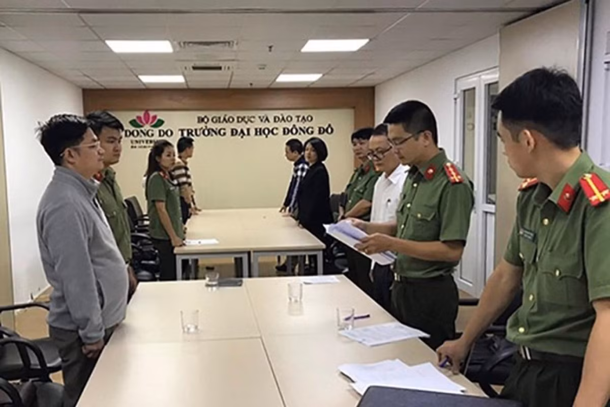  Đề nghị truy tố 10 bị can vụ bằng giả tại Đại học Đông Đô: Bộ Công an vừa ban hành kết luận điều tra bổ sung, đề nghị VKSND Tối cao truy tố 10 bị can về tội Giả mạo trong công tác xảy ra tại Đại học Đông Đô. Cơ quan điều tra xác định Dương Văn Hòa (Cựu Hiệu Trưởng trường Đại học Đông Đô) phải chịu trách nhiệm hình sự với 203 cá nhân được Đại học Đông Đô cấp bằng giả. 9 bị can còn lại có vai trò đồng phạm. Nhóm bị can đã hưởng lợi qua việc cấp bằng giả cho 203 trường hợp là 2,6 tỷ đồng.