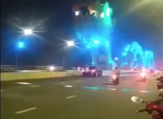  Xử phạt tài xế Mercedes dừng giữa cầu Rồng để chụp ảnh cùng bạn gái: Ngày 6/3, Công an TP Đà Nẵng đã ra quyết định xử phạt đối với nam tài xế điều khiển ô tô hiệu Mercedes S500 dừng xe trên cầu Rồng (quận Hải Châu, Đà Nẵng) về hành vi "Dừng xe trên cầu". Với hành vi của tài xế sẽ bị phạt tiền từ 1.000.000 đồng đến 2.000.000 đồng và bị tước giấy phép lái xe từ 1 đến 3 tháng. 