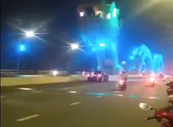  Xử phạt tài xế Mercedes dừng giữa cầu Rồng để chụp ảnh cùng bạn gái: Ngày 6/3, Công an TP Đà Nẵng đã ra quyết định xử phạt đối với nam tài xế điều khiển ô tô hiệu Mercedes S500 dừng xe trên cầu Rồng (quận Hải Châu, Đà Nẵng) về hành vi "Dừng xe trên cầu". Với hành vi của tài xế sẽ bị phạt tiền từ 1.000.000 đồng đến 2.000.000 đồng và bị tước giấy phép lái xe từ 1 đến 3 tháng. 