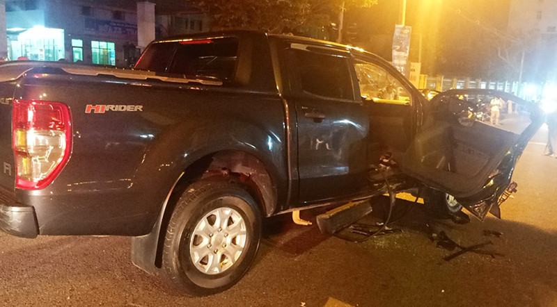  Tai nạn thảm khốc, 3 người thương vong: Đêm 5/3, ô tô bán tải do Lương Xuân Danh (SN 1991, trú huyện Núi Thành, Quảng Nam) điều khiển, chở theo vợ đến giao lộ với đường Phan Tứ thì ô tô bán tải xảy ra va chạm với xe máy trên xe có 2 nam thanh niên. Sau cú va chạm kinh hoàng khiến thanh niên điều khiển xe máy tử vong tại chỗ, người ngồi sau bị hất tung lên cabin xe bán tải, gãy xương đùi, nguy kịch. Cánh cửa phụ của xe bán tải biến dạng hoàn toàn, người phụ nữ ngồi trong xe bị kẹp cứng, kính ô tô vỡ nát khiến bị thương nặng.