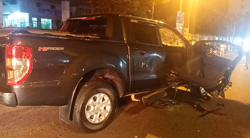  Tai nạn thảm khốc, 3 người thương vong: Đêm 5/3, ô tô bán tải do Lương Xuân Danh (SN 1991, trú huyện Núi Thành, Quảng Nam) điều khiển, chở theo vợ đến giao lộ với đường Phan Tứ thì ô tô bán tải xảy ra va chạm với xe máy trên xe có 2 nam thanh niên. Sau cú va chạm kinh hoàng khiến thanh niên điều khiển xe máy tử vong tại chỗ, người ngồi sau bị hất tung lên cabin xe bán tải, gãy xương đùi, nguy kịch. Cánh cửa phụ của xe bán tải biến dạng hoàn toàn, người phụ nữ ngồi trong xe bị kẹp cứng, kính ô tô vỡ nát khiến bị thương nặng.