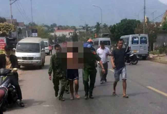  Thanh niên ngáo đá chém người đi đường: Lê Cảnh Duyền (30 tuổi, trú xã Tân Thành) chạy xe máy đến thị trấn Lao Bảo, tỉnh Quảng Trị. Dọc đường, thanh niên này dùng dao tự chế chém một người ở huyện Hướng Hóa bị thương. Sau đó, Duyền chém gãy 2 kính ô tô, phá hoại một xe máy rồi lẩn trốn tại nhà cha mẹ. Hôm nay, Công an huyện Hướng Hóa cho biết, đang tạm giữ Duyền để điều tra về hành vi cố ý gây thương tích và hủy hoại tài sản. 