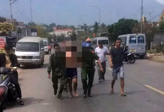  Thanh niên ngáo đá chém người đi đường: Lê Cảnh Duyền (30 tuổi, trú xã Tân Thành) chạy xe máy đến thị trấn Lao Bảo, tỉnh Quảng Trị. Dọc đường, thanh niên này dùng dao tự chế chém một người ở huyện Hướng Hóa bị thương. Sau đó, Duyền chém gãy 2 kính ô tô, phá hoại một xe máy rồi lẩn trốn tại nhà cha mẹ. Hôm nay, Công an huyện Hướng Hóa cho biết, đang tạm giữ Duyền để điều tra về hành vi cố ý gây thương tích và hủy hoại tài sản. 