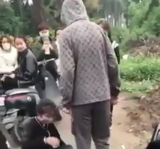  Nữ sinh lớp 9 bị nhóm học sinh trường khác đánh hội đồng: Ngày 6/3, Công an quận Hồng Bàng (Hải Phòng) đang vào cuộc xác minh vụ 1 nữ sinh Trường THCS Tô Hiệu (quận Lê Chân) nghi bị 1 nhóm học sinh của trường khác, trong đó có 2 học sinh Trường THCS Phan Bội Châu (quận Hồng Bàng) đánh hội đồng. Trước đó, trên mạng xã hội facebook xuất hiện hình ảnh một nhóm khoảng 7-8 học sinh quây quanh 1 nữ sinh mặc áo đen vừa đánh vừa chửi nữ sinh này. Nữ sinh không dám phản kháng, bị đánh ngã xuống đường.