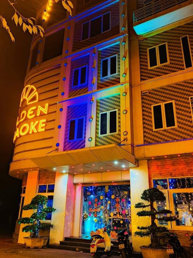  Gần 100 thanh niên tụ tập hát "chui", sử dụng, mua bán ma túy: Ngày 1/3, Công an tỉnh Quảng Ninh cho biết, vừa kiểm tra đột xuất cơ sở kinh doanh karaoke Golden Cẩm Phả (tại phường Cẩm Sơn, TP Cẩm Phả, tỉnh Quảng Ninh) phát hiện gần 100 đối tượng tụ tập. Bắt giữ 11 đối tượng về hành vi mua bán, sử dụng trái phép chất ma túy. 