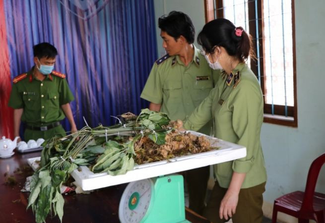 Tin nong ngay 1/3: Nem ghe vao mat cong an nguoi dan ong nhan ket dang-Hinh-2