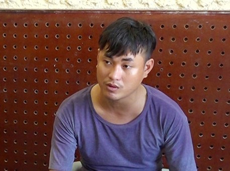  Đòi nợ 1 triệu đồng, người đàn ông bị cháu vợ chém đứt gần lìa tay: Nguyễn Á Phương (23 tuổi, ngụ xã Bình Long, huyện Châu Phú, tỉnh An Giang) đến khu vực nhà ông Đinh Trung Kỳ (39 tuổi, ngụ thị trấn Cái Dầu, huyện Châu Phú (là dượng rể của Phương) chơi. Thấy Phương, ông Kỳ đã đòi 1 triệu đồng Phương nợ trước đó. Tuy nhiên, thanh niên này không trả nên cả 2 xảy ra cự cãi Phương đã cầm dao tự chế chém đứt lìa cổ tay nạn nhân. Hôm nay, Công an huyện Châu Phú đang tạm giữ Phương để điều tra về hành vi "Cố ý gây thương tích". 