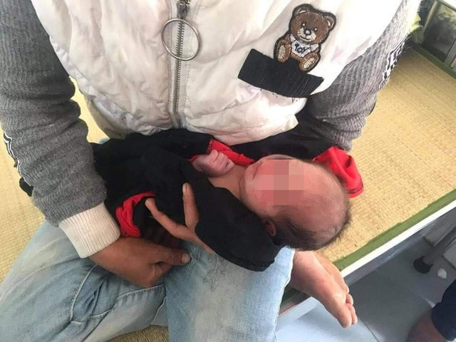  Phát hiện bé sơ sinh bị bỏ rơi trong vườn tràm: Trong lúc đi nhặt củi tại vườn tràm thuộc xã Quảng Hưng (Quảng Trạch, Quảng Bình) chị Hồ Thị Khâm nghe tiếng khóc trẻ con. Lại gần kiểm tra, phát hiện một bé gái sơ sinh trong tình trạng không mặc quần áo, còn nguyên dây rốn, được bọc trong túi nilon. Hiện, cháu bé đang được chăm sóc tại viện Đa khoa khu vực Bắc Quảng Bình với sức khoẻ ổn định. Bé gái này được xác định khoảng 2 ngày tuổi, có cân nặng 2,8kg. 