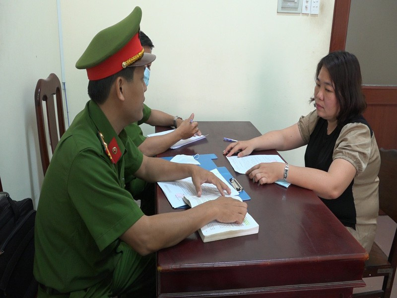  Nữ cán bộ ngân hàng chiếm đoạt hơn 10 tỷ đồng: Trong thời gian Phạm Thị Mai Phương (40 tuổi, ngụ xã Bình Thới, huyện Bình Đại, Bến Tre) làm cán bộ một chi nhánh ngân hàng trên địa bàn huyện Bình Đại, Phương lừa vay tiền và chiếm đoạt hơn 10 tỷ đồng. Hôm nay, Công an tỉnh Bến Tre đã khởi tố Phương để điều tra về hành vi lừa đảo chiếm đoạt tài sản. 