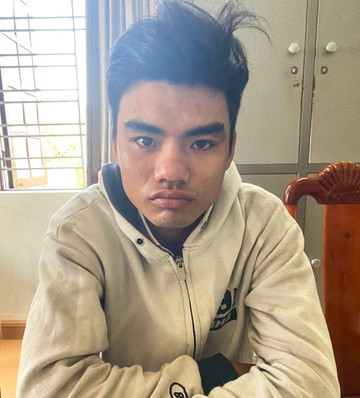  Đang mang án tù treo vẫn đi cướp, đâm người: Nguyễn Tấn Trung (22 tuổi, ở huyện Quế Sơn, tỉnh Bắc Ninh) dù đang hưởng án tù treo về tội cướp tài sản, nhưng Trung đã đi trộm tài sản tại nhà bà P.T.X. (83 tuổi, người địa phương). Trung dùng tay bóp cổ bà X. rồi kéo nạn nhân vào trong nhà. Sau đó, Hiếu lục túi áo nạn nhân lấy bọc nylon có hơn 800.000 đồng rồi bỏ trốn sau đó Trung đã bị bắt giữ. 