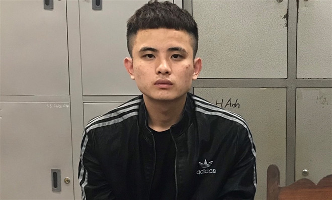 Nam thanh nien dam ban gai trong thuong roi lay dien thoai bo di