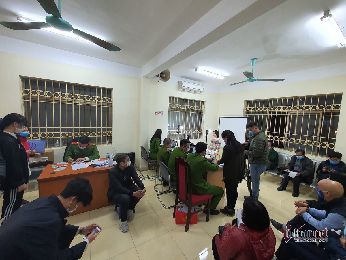 Cong an lam the can cuoc gan chip thau dem cho nguoi dan Ha Noi-Hinh-2