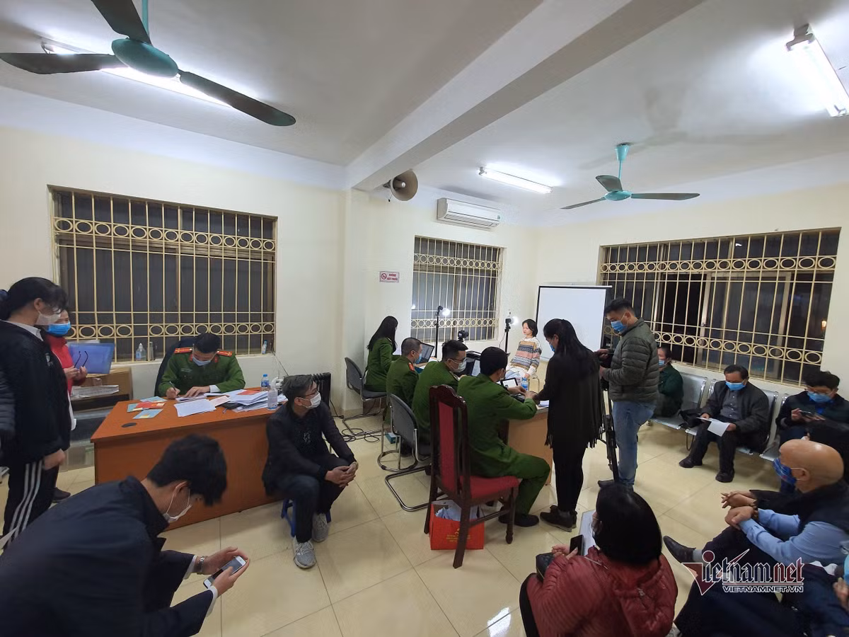 Cong an lam the can cuoc gan chip thau dem cho nguoi dan Ha Noi-Hinh-2