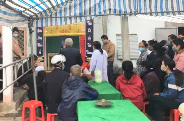  Sau chầu nhậu, cầm dao đâm chết hàng xóm: Nguyễn Tiến Đại (36 tuổi, trú xã Thạch Châu, huyện Lộc Hà, tỉnh Hà Tĩnh) xảy ra xô xát với anh L.V.P. (40 tuổi, trú cùng xã) tại quán nhậu ở xã Thạch Châu. Được mọi người can ngăn, cả hai bỏ về nhà. Một lúc sau, anh P. cầm dao đến nhà tìm Đại “nói chuyện”. Trong lúc ẩu đá, Đại cầm dao đâm nạn nhân tử vong. Hôm nay, Công an huyện Lộc Hà đang tạm giữ Đại để điều tra về hành vi giết người.