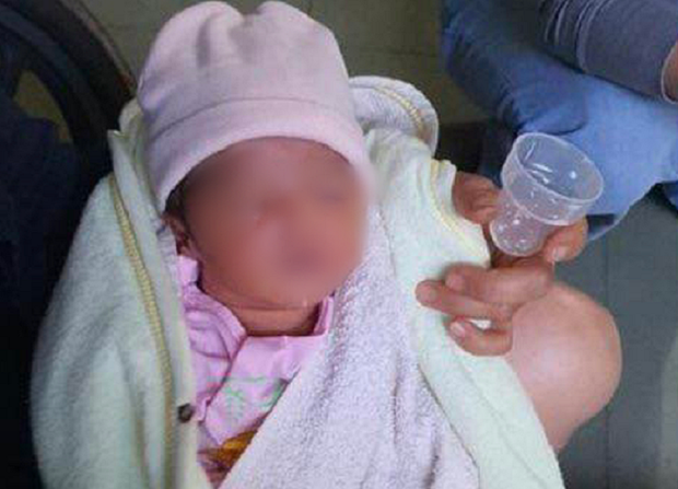  Gửi bé gái sơ sinh tại tiệm tạp hóa, người phụ nữ bỏ đi biệt tăm: Tối 1/3, một người phụ nữ ẵm theo một bé gái sơ sinh gửi cho chủ tiệm tạp hóa phường Tân Lập (TP Buôn Ma Thuột, tỉnh Đắk Lắk) nhờ giữ giùm để đi mua sữa. Tuy nhiên, đợi mãi đến nay vẫn không thấy người này quay lại nên chủ tiệm tạp hóa đã trình báo lên cơ quan chức năng. Bé gái khoảng 5 ngày tuổi được đưa vào viện trong tình trạng sức khỏe yếu, vẫn còn nguyên dây rốn, có biểu hiện vàng da nhẹ. 