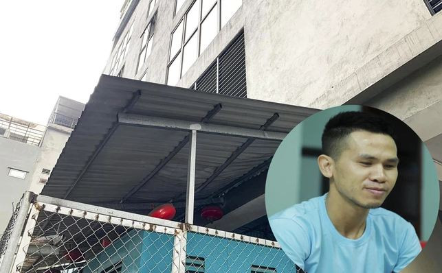 Không kịp suy nghĩ, anh Mạnh bèn lao nhanh qua hàng rào, trèo lên mái tôn phía dưới căn chung cư để đỡ cháu bé. Cả hai may mắn rơi xuống mái tôn và chỉ bị thương nhẹ.