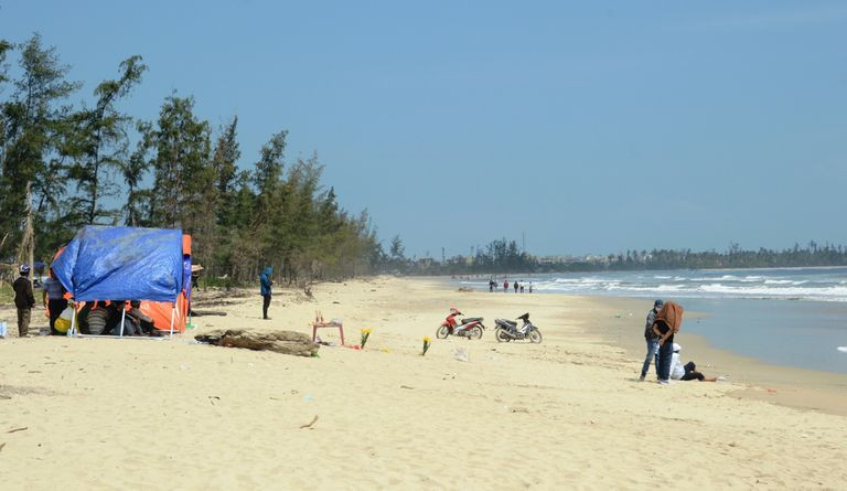Tuy nhiên, do sóng quá lớn, cả hai người đều bị cuốn trôi và mất tích. Hai ngày sau, thi thể của anh Phó đã được tìm thấy. 