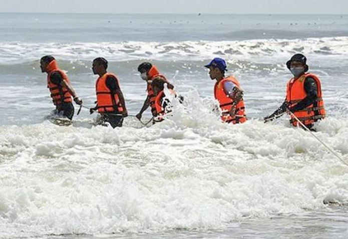  Nhân viên nhà hàng mất tích vì cứu người đuối nước: Ngày 20/2, một nhóm 9 em học sinh lớp 10 đã đến bãi biển Mỹ Khê, Đà Nẵng chơi đùa. Trong lúc mải nghịch, một em đã bị sóng cuốn trôi. Khi nghe thấy tiếng kêu cứu, anh Phó (43 tuổi, nhân viên nhà hàng) đã lao xuống biển để đưa em học sinh vào bờ. 