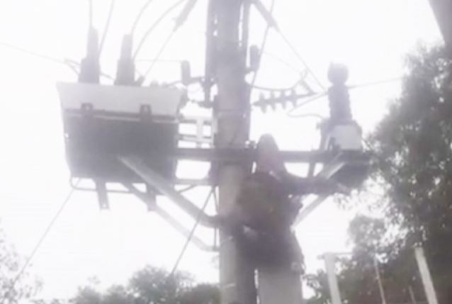  Trèo lên cột điện cao thế, một người bị điện giật trọng thương: Sáng 4/3, người dân nghe thấy tiếng nổ do chập điện ở máy cắt 140 đường dây 35KV. Vị trí này thuộc địa phận xã Ẳng Tở (huyện Mường Ảng, tỉnh Điện Biên). Người dân ra xem thì phát hiện trên máy cắt có một người đang bị điện giật mắc kẹt sau đã được mọi người cứu đưa đi viện. Nạn nhân được xác định là anh Trần Văn Chính (SN 1979 trú tại địa phương). 