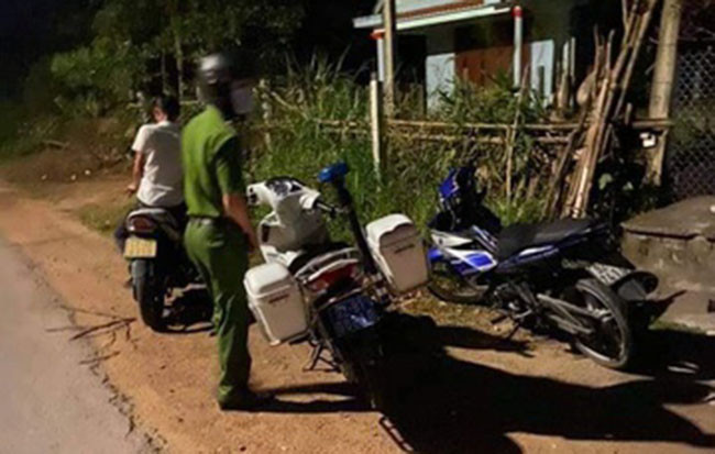  Người phụ nữ bị cướp đâm trọng thương: Trong lúc điều khiển xe máy qua xã Quế Thuận, huyện Quế Sơn, tỉnh Bắc Ninh, bà N.T.H. (42 tuổi, ở huyện Thăng Bình, Quảng Nam) bị một người chặn xe, yêu cầu đưa tiền. Nạn nhân không làm theo nên người này dùng vật nhọn đâm trọng thương. Thấy có người đến gần, kẻ gây án đã bỏ chạy. Hôm nay, Công an tỉnh Quảng Nam cho biết, đang truy tìm đối tượng gây ra vụ việc này. 