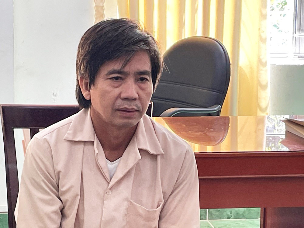  Dùng dao đâm chết anh ruột: Ông Nguyễn Văn Chưa (anh ruột của Nguyễn Thanh Tùng, sinh năm 1961) đang kéo dây nước để tưới cây kiểng, thì Nguyễn Thanh Tùng (cùng trú tại xã Hòa Bình, huyện Chợ Mới, An Giang) cầm dao đâm nhiều nhát vào người, làm nạn nhân tử vong tại chỗ. Tùng khai nhận do mâu thuẫn trong cuộc sống từ trước, nên đã ra tay sát hại anh ruột. Hôm nay, Công an huyện Chợ Mới đang tạm giữ Tùng để điều tra về hành vi giết người.