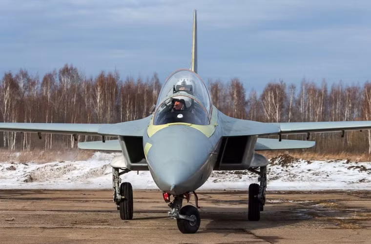 Bên cạnh đó, máy bay huấn luyện SR-10 cũng đã thu hút được sự quan tâm từ phía quân đội một số nước vốn đang sử dụng mẫu máy bay L-39 tương tự như của Không quân Nga (Việt Nam hiện cũng dùng L-39C huấn luyện phi công). Tiềm năng xuất khẩu của dòng máy bay huấn luyện phản lực này sẽ là rất lớn ước tính khoảng 200 chiếc.