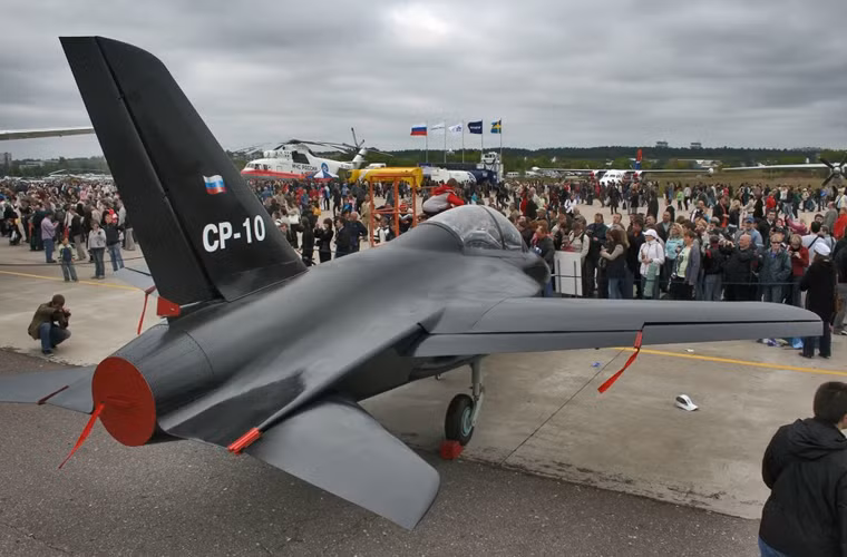 Theo tờ RIR, lần đầu tiên trong lịch sử hàng không Nga một cục thiết kế máy bay tư nhân đã tạo ra được cho mình một thiết kế máy bay có thể cạnh tranh được với những dòng máy bay thuộc các cục thiết kế hàng không nhà nước. Đó chính là máy bay huấn luyện cánh ngược SR-10 đã thực hiện cuộc bay thử đầu tiên năm 2015.