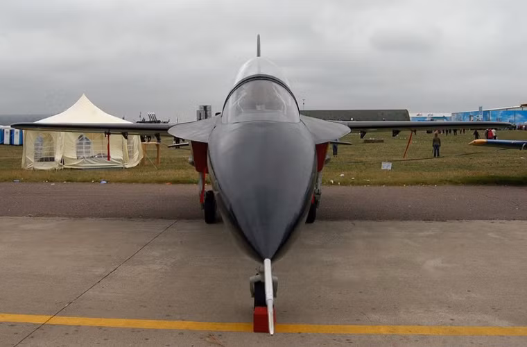 Được biết, máy bay cánh ngược SR-10 được cục thiết kế KB SAT phát triển tại một văn phòng ở Moscow trong khi đó nguyên mẫu của nó lại được sản xuất tại một nhà máy chế tạo máy bay ở Makhachkala thuộc vùng Bắc Caucasus. SR-10 được trang bị một động cơ phản lực cùng với đó thiết kế cánh ngược đặc trưng cho phép nó tăng khả năng cơ động trên không.