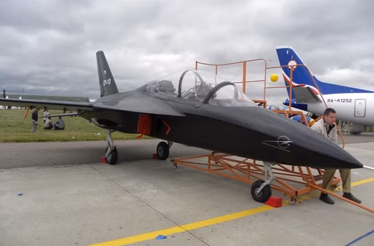 Dù không được hỗ trợ từ phía chính phủ Nga nhưng Văn phòng thiết kế KB SAT đơn vị phát triển SR-10 vẫn có thể cho ra mắt được nguyên mẫu đầu tiên của mẫu máy bay này vào cuối năm ngoái, và thậm chí là nó có thể được đưa vào sản xuất hàng loạt vào năm 2017. Đáng lưu ý, KB SAT còn tuyên bố đang phát triển phiên bản UAV của SR-10.