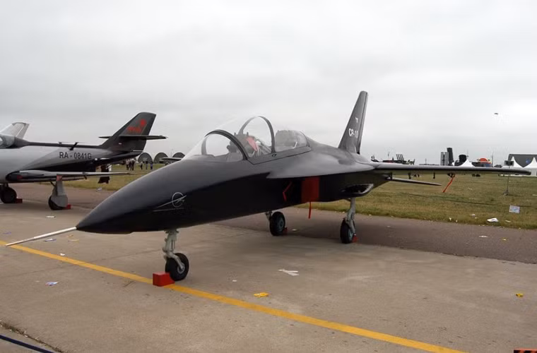 Thiết kế khí động học mang tính đột phá của SR-10 dù không mới nhưng cũng mở ra một hướng đi mới cho ngành công nghiệp hàng không Nga, quá trình bay thử nghiệm của SR-10 là minh chứng rõ nhất cho điều này mặc dù để điều khiển một mẫu máy bay cánh ngược không phải là điều dễ dàng. Hơn thế nữa SR-10 có thể thực hiện các động tác bay phức tạp tương tự các dòng máy bay chiến đấu thế hệ thứ 4 như Su-27, Su-35 hay MiG-29.