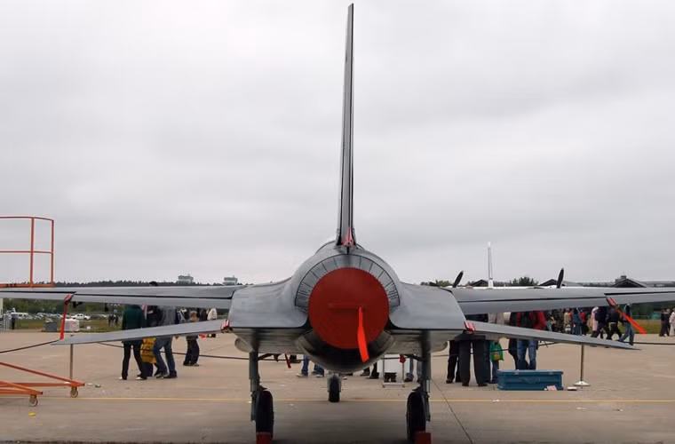 Viktor Galenko một cựu phi công và cũng là người đứng đầu trang công nghệ hàng không Aviator.guru cho hay, SR-10 là một bước đột phá thật sự đối với ngành công nghiệp hàng không tư nhân Nga và việc tạo ra một dòng máy bay phản lực thế hệ mới không phải là điều dễ dàng đối với bất cứ quốc gia nào.