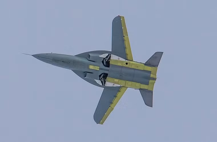 KB SAT hy vọng Quân đội Nga sẽ dành sự quan tâm tương xứng đối với SR-10 và lực lượng không quân nước này có thể lần đầu tiên trong lịch sử của mình sử dụng một mẫu máy bay do một công ty tư nhân chế tạo mà không có sự hỗ trợ từ chính phủ. Bộ Quốc phòng Nga đang chờ kết quả thử nghiệm từ SR-10 và nếu thành công Moscow sẵn sàng mua trước 4 chiếc để đưa vào trang bị thử nghiệm, trong khi đó KB SAT kỳ vọng có thể đưa vào hoạt động khoảng 100 chiếc SR-10 trong từ nay cho đến năm 2020.