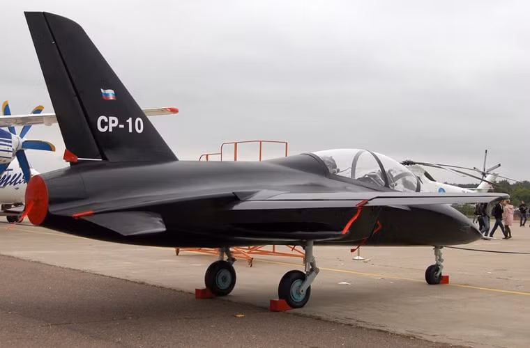 KB SAT tham vọng đưa SR-10 cạnh tranh trực tiếp với dòng máy bay huấn luyện Yak-152 và Yak-130 mà KQ Nga đã chọn lựa. "Lực lượng Không quân Nga đang cần một máy bay huấn luyện phản lực đơn giản hơn và không có chi phí tốn kém để thay thế phi đội L-39. Do đó dự án SR-10 thu hút sự chú ý đặc biệt từ Bộ Quốc phòng Nga”, Maxim Mironov – Giám đốc cục thiết kế công nghệ hàng không tiên tiến cho biết trong một cuộc phỏng vấn với AviaPort.