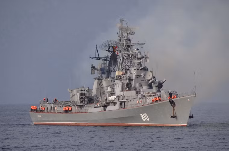 Hiện nay, có 15 tàu chiến và các tàu hậu cần của Nga đang làm nhiệm vụ ở Địa Trung Hải. Không ít trong số này thực hiện vai trò cảnh giới, bảo vệ không phận quanh căn cứ Hmeymim – nơi các máy bay ném bom Nga xuất kích oanh tạc quân khủng bố đang lộng hành tại Syria.