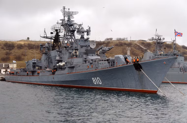 Tàu khu trục Smetlivy được khởi đóng năm 1967, chính thức biên chế tháng 9/1969. Nó hoạt động liên tục trong thành phần Hạm đội Biển Đen tới tận năm 1991 thì tạm dừng để sữa chữa, đại tu. Tới năm 1995, Smetlivy tái phục vụ với tổ hợp tên lửa Uran hiện đại.