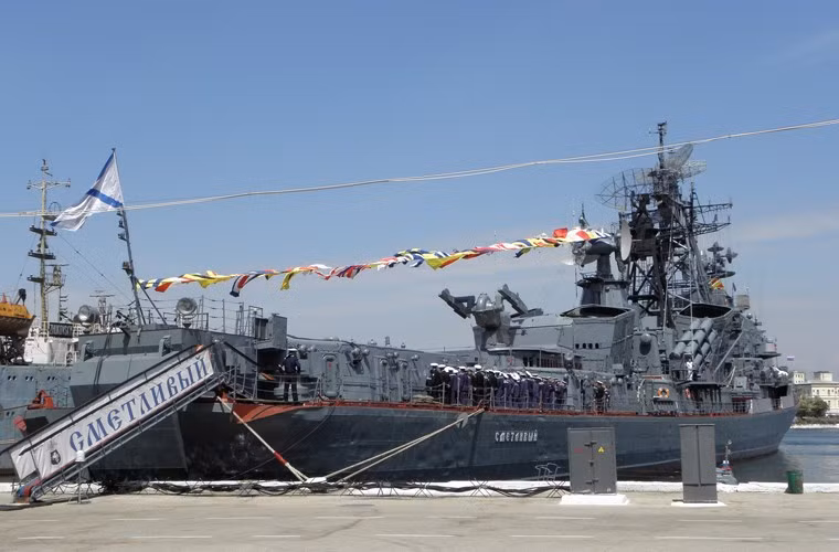 Ở đuôi tàu có sàn đáp cho trực thăng săn ngầm Ka-27PS, thủy thủ đoàn vận hành tàu lên tới 300 người.