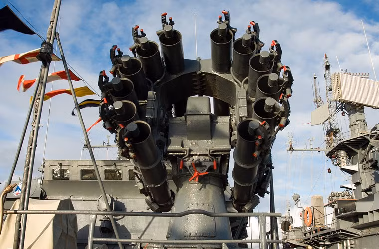 Smetlivy cũng có khả năng chống ngầm tương đối mạnh với hai bệ phóng bom RBU-6000…