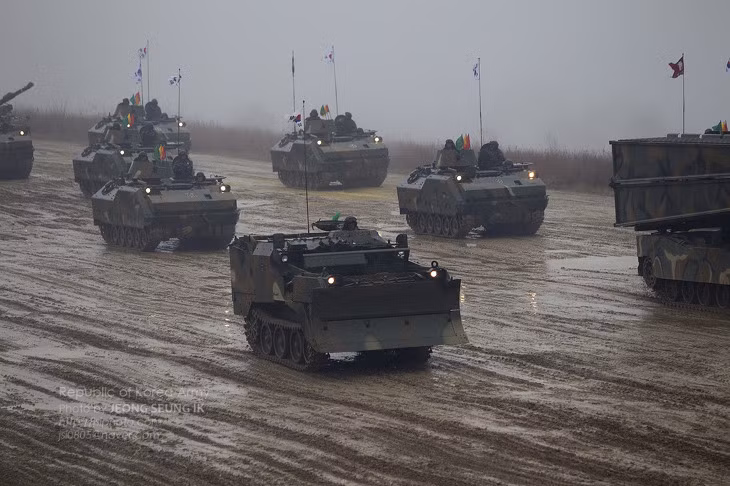 Đội hình xe công binh, xe bọc thép chở quân.