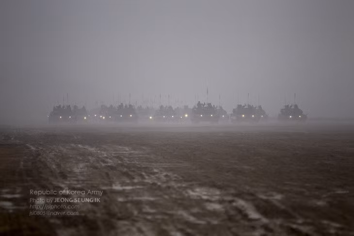 Màn thị uy sức mạnh của Sư đoàn bộ binh cơ giới 20 bắt đầu trong sương mù, mưa nặng hạt. Toàn bộ đội hình bật sáng đèn trên đường diễu hành. Những cụm đèn như “mắt ma” khiến người xem không khỏi “rợn tóc gáy”.