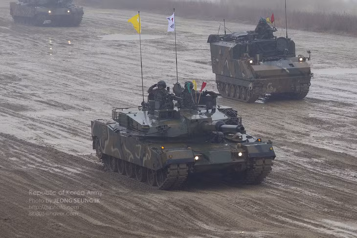 Các xe tăng chủ lực K1 của Quân đội Hàn Quốc cũng có mặt trong biên chế Sư 20.