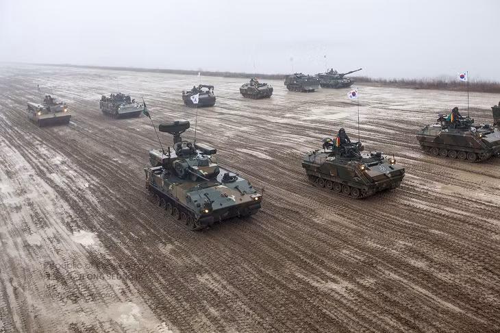 …pháo phòng không K236A1 (hàng đầu, đi giữa).