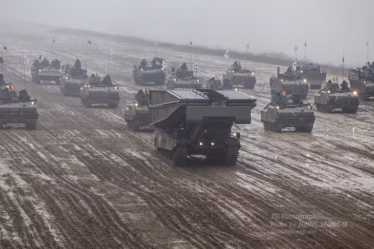 Xe bắc cầu K1 AVLB đi đầu, theo sau là xe bọc thép chở quân K200.