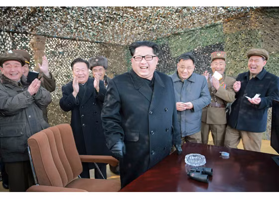 Nhà lãnh đạo Kim Jong-un cười tươi trên vọng quan sát trong cuộc bắn thử KN-09 cỡ 300mm.