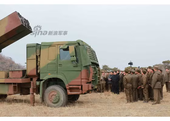 Các chuyên gia tin rằng, bệ phóng trang bị cho pháo phản lực 300mm này là mẫu xe ZZ2257N5857A HOWO 6x6 bánh do Tập đoàn xe tải hạng nặng quốc gia Trung Quốc sản xuất.