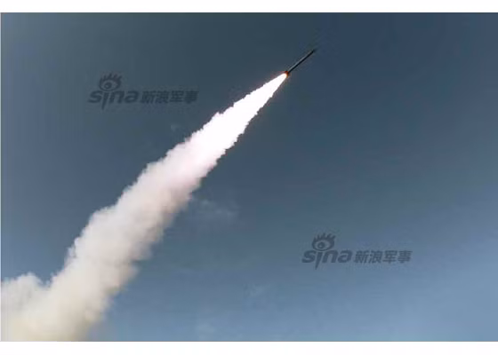 Theo báo cáo của Quân đội Hàn Quốc, pháo phản lực cỡ 300mm của Triều Tiên có thể là đạt tầm bắn vượt quá 100km. Nếu đây là thông tin chính xác, pháo phản lực KN-09 trở thành một trong những hệ thống pháo có tầm bắn xa nhất thế giới, so sánh với pháo phản lực tầm bắn 120km GMLRS của Mỹ.