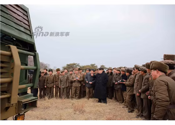 Ngay sau cuộc bắn, ông Kim Jong-un đã xuống tận nơi bắn động viên, khích lệ tinh thần binh sĩ.