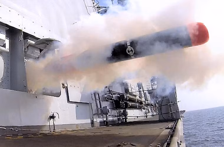 ….hoặc ngư lôi Sting Ray có tầm bắn từ 8-11km, lắp đầu nổ Torpex 45kg.