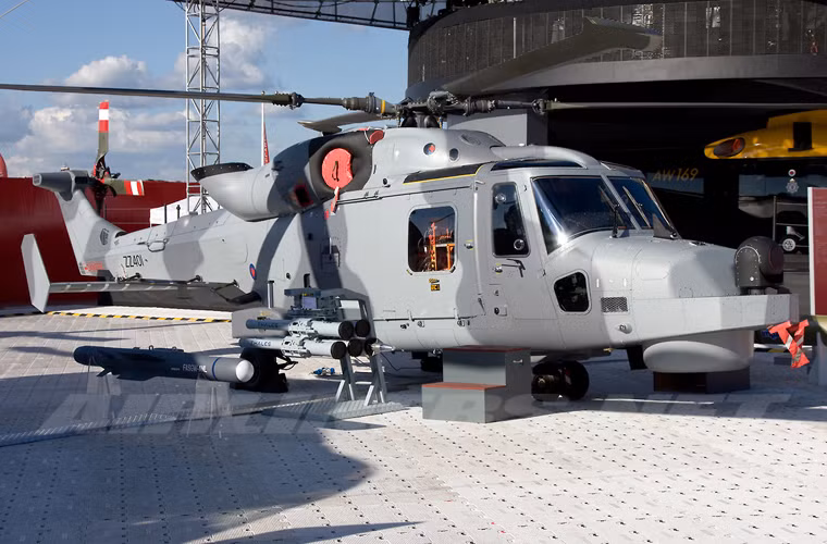 Về mặt vũ khí, trực thăng săn ngầm AW159 có sức mạnh đáng gờm với khả năng mang khối lượng lớn tên lửa, ngư lôi chống hạm nổi, tàu ngầm...