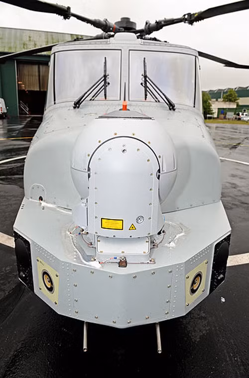 Mũi máy bay là nơi lắp đặt rất nhiều cảm biến máy bay gồm trạm quang - điện/hồng ngoại L-3 Wescam MX-15Di và anten radar mạng pha chủ động Seapray 7000E.