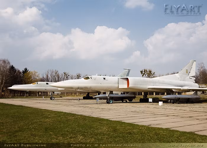 Máy bay ném bom siêu thanh Tu-22M2 – Ukraine từng có dàn máy bay ném bom chiến lược Tu-95, Tu-160 và cả Tu-22M. Tuy nhiên, họ đã bán tống bán tháo, cũng như phá dỡ theo yêu cầu từ phương Tây thay vì giữ lại duy trì. Để tới bây giờ, Không quân Ukraine là lực lượng kém cỏi, sức răn đe yếu ớt.